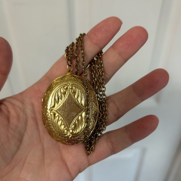 4/$100 vintage 1980 Elegant Gold Ornate photo locket necklace 24 inches 💙 - Picture 9 of 9